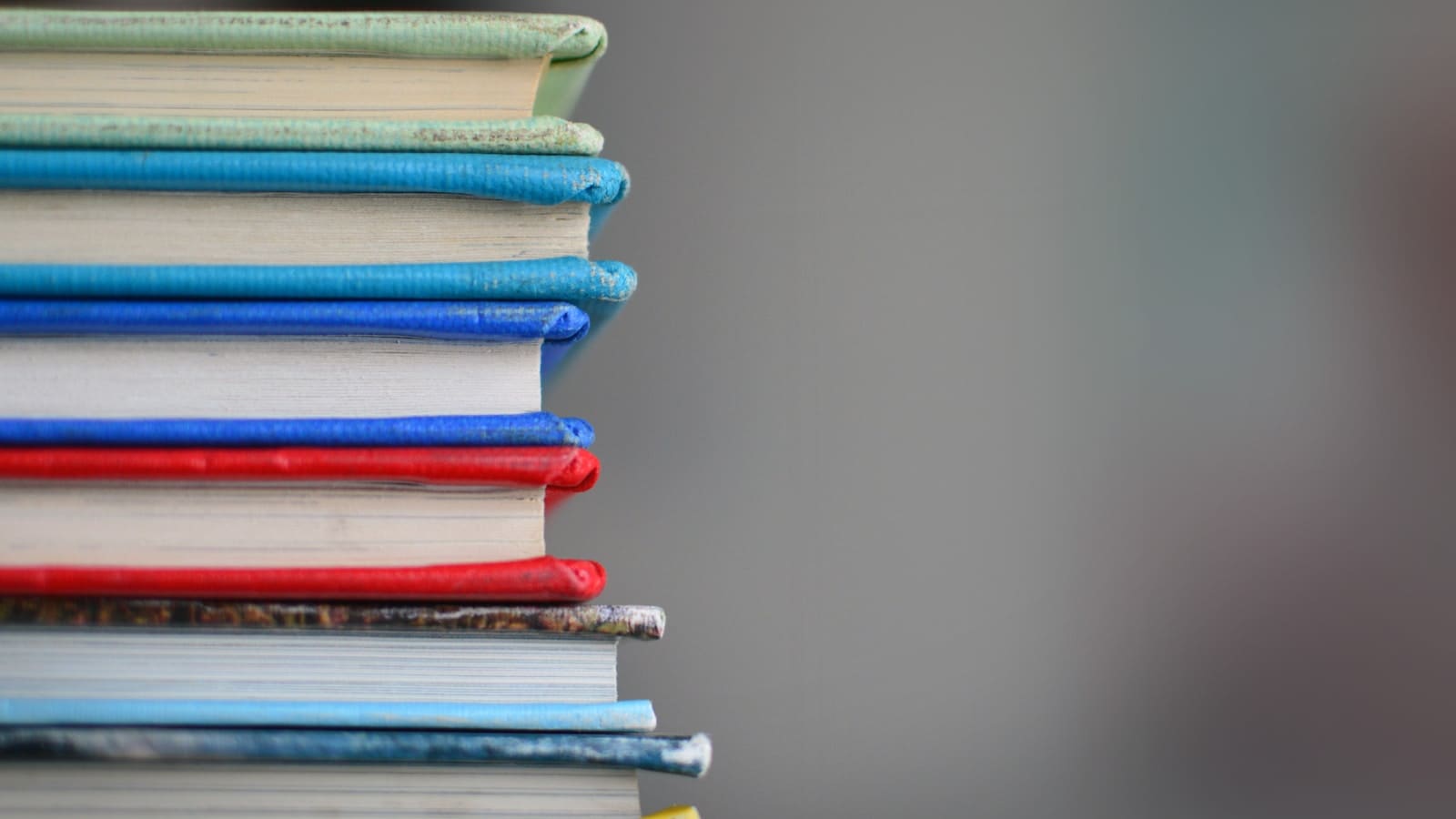 Livres empilés symbolisant les formations